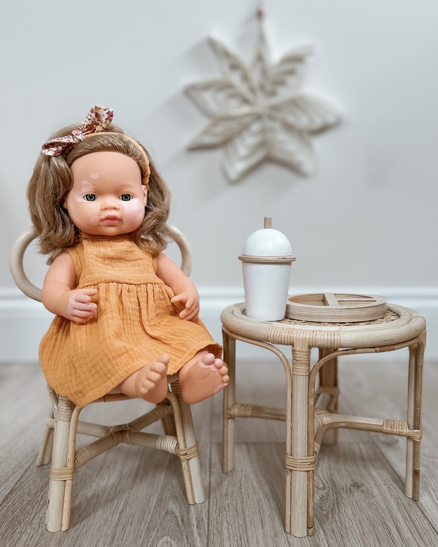 Miniland Doll 38 Cm Caucasica, Capelli Biondo Scuro Con Vitiligine, Edizione Colorata, Fatta A Mano In Spagna